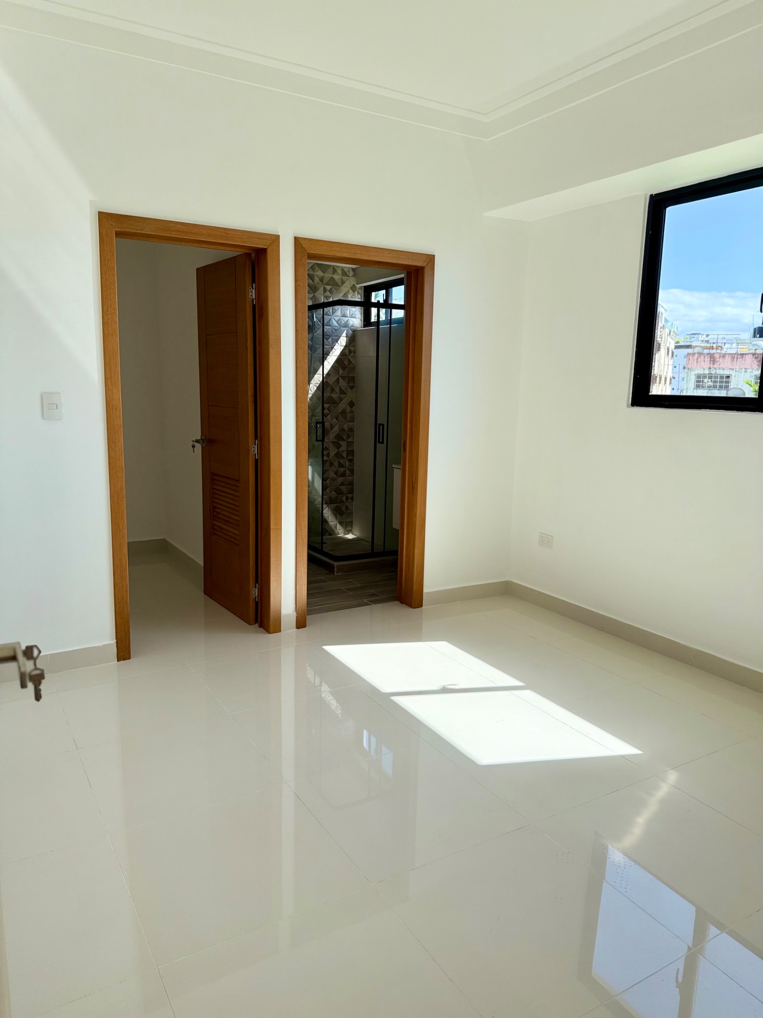 Dormitorio con baño y walk-in closet
